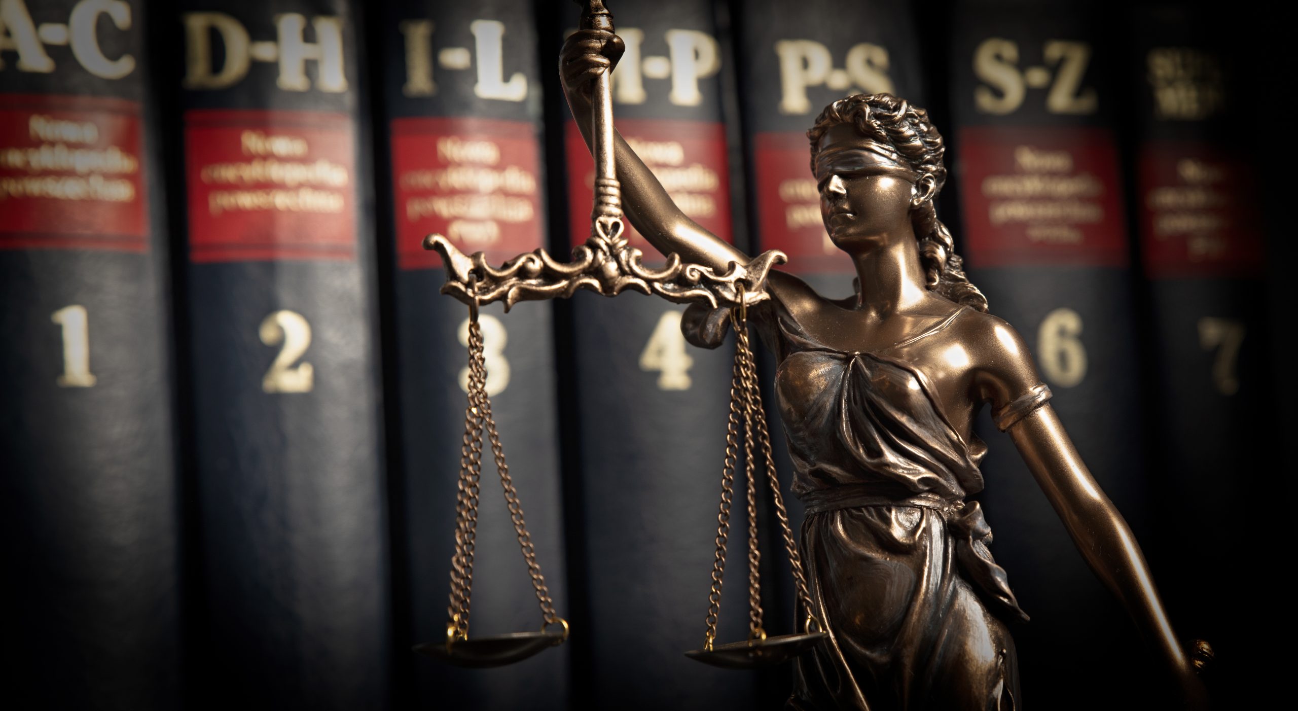 droit pénal : Statue of justice on books background